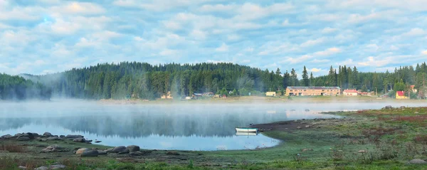 Morgennebel am See, Boot, Wald — Stockfoto