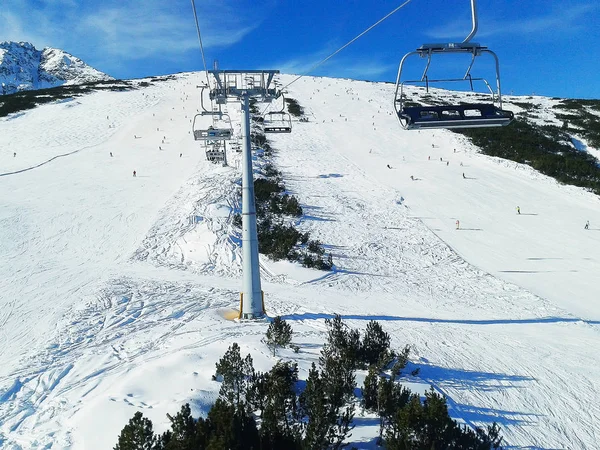 Skiers on the slope in Bansko, Bulgaria — Stock Photo, Image