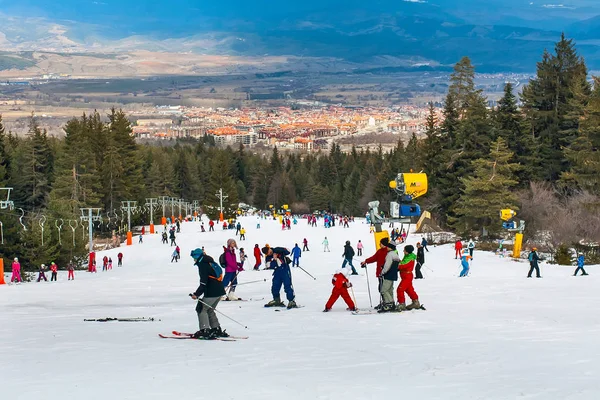 Skiërs op de helling, de skilift, de bergen view en de panorama in Bansko, Bulgarije — Stockfoto