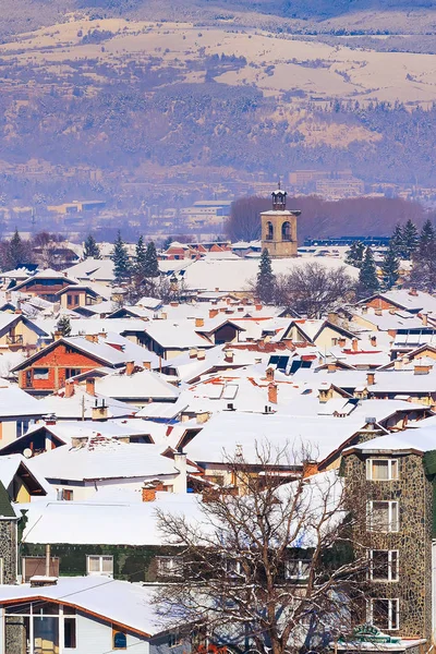 Casas con techos de nieve panorama en estación de esquí bulgaro Bansko —  Fotos de Stock