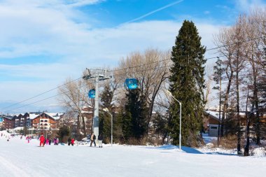 Ski resort Bansko, Bulgaristan, insanlar, dağlar görüş