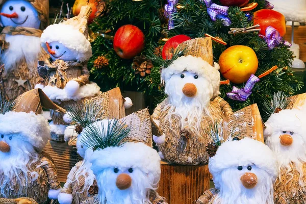 Europese Kerstmarkt kraam met verschillende geschenken — Stockfoto