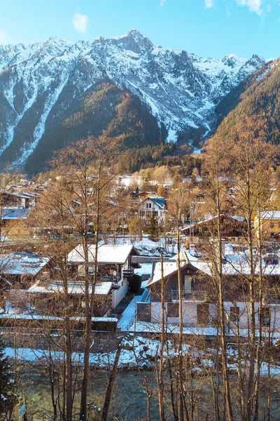 Blick auf den südlichen Teil der Stadt Chamonix, Frankreich bei Sonnenuntergang — Stockfoto