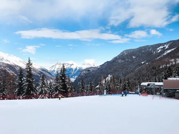 Mensen in de buurt van de skilift en hellingen in de bergen van winter resort, Franse Alpen — Stockfoto