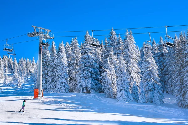 Горнолыжный курорт Kopaonik, Сербия, подъемник, склон, люди на лыжах — стоковое фото