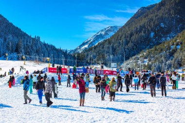 Ski resort Bansko, Bulgaristan, insanlar, dağlar görüş