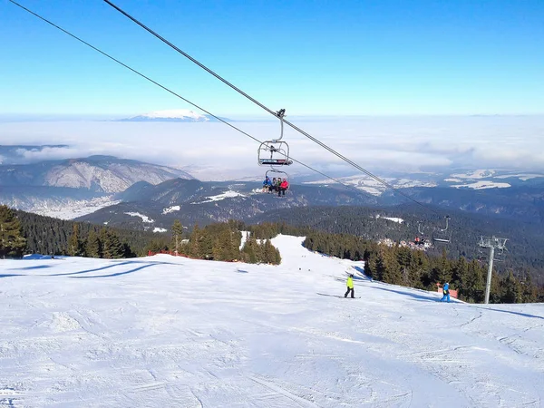 Montagne d'hiver, pistes dans la station de ski alpin Borovets, Bulgarie — Photo