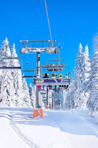 Kayak Merkezi Kopaonik, Sırbistan, lift, yamaç, Kayak insanlar — Stok fotoğraf