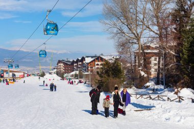 Ski resort Bansko, Bulgaristan, insanlar, dağlar görüş