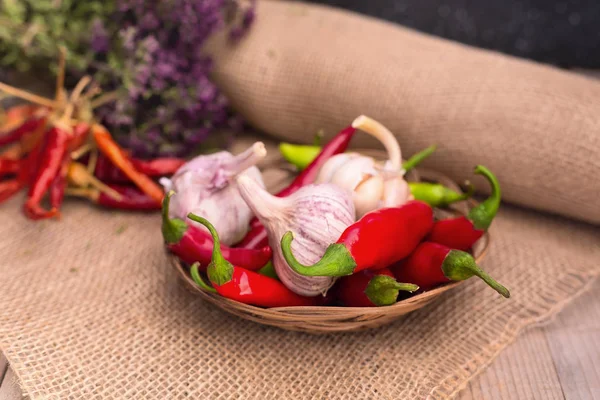 Hvitløk, grønn og rød chili-paprika – stockfoto
