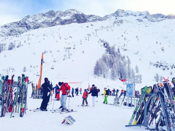 Ski's en hellingen uitzicht op Les Grands Montets skigebied in de buurt van Chamonix — Stockfoto