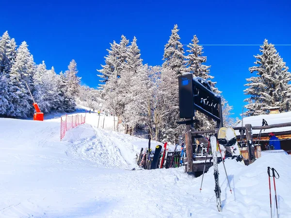 Declive de esqui nas montanhas de Les Houches estância de esqui, Chamonix — Fotografia de Stock