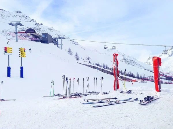 Ski slopes in the mountains of Courmayeur ski resort — Stock Photo, Image