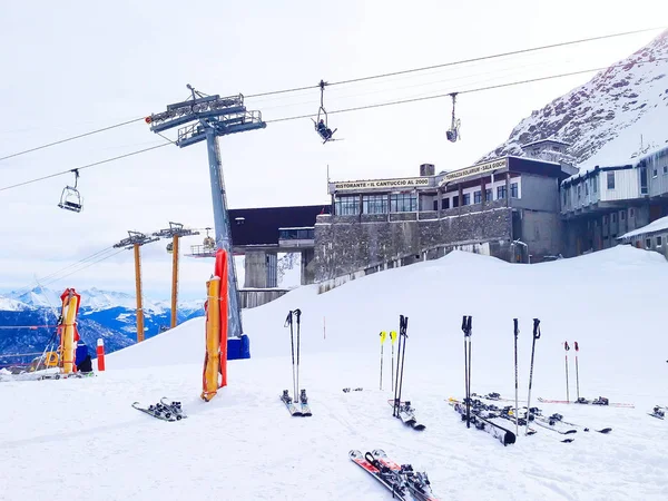 Skipistes in de bergen van Courmayeur skigebied — Stockfoto