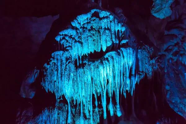 Caverna Ledenika na Bulgária azul iluminado pedras de fluxo — Fotografia de Stock
