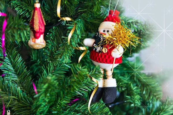 Achtergrond met kerstboom decoraties — Stockfoto