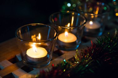 Noel ışıkları arka plan ile çay mumlar