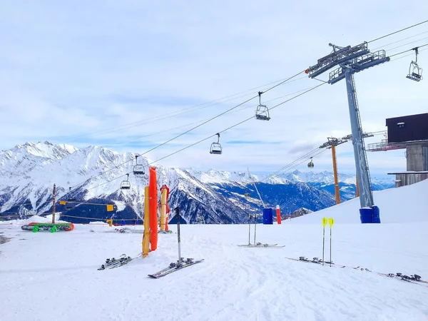 Skipistes in de bergen van Courmayeur skigebied — Stockfoto