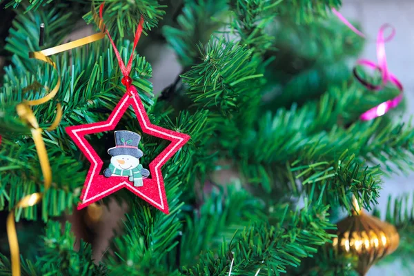 Sfondo con decorazioni dell'albero di Natale — Foto Stock