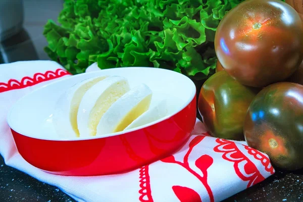 Mozzarella med tomater, lattuce — Stockfoto