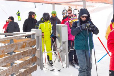 Kayak Merkezi, teleferik, Bansko, Bulgaristan giren insanlar