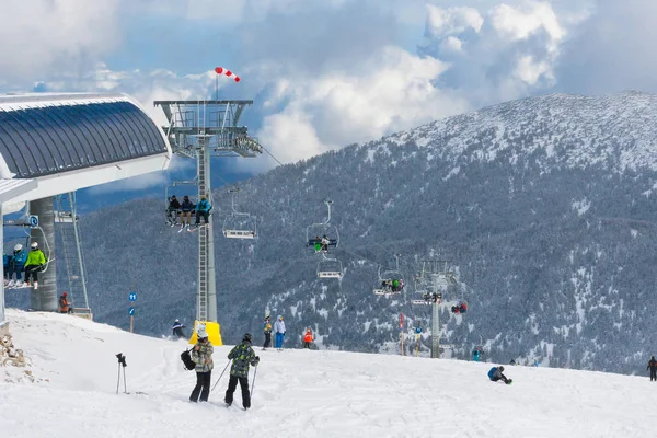 Comprensorio sciistico Bansko, Bulgaria vista, sciatori in ascensore — Foto Stock