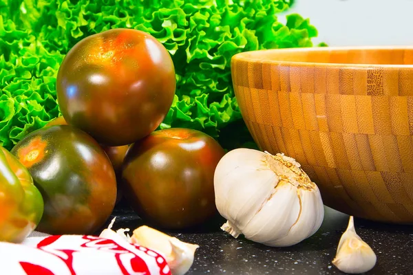 Tomates com lattuce, alho e tigela de bambu — Fotografia de Stock