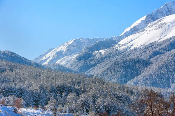 Kar dağ zirveleri ve mavi gökyüzü — Stok fotoğraf