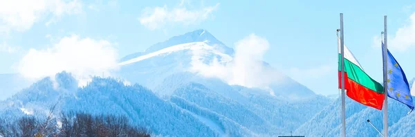 Pistas de esqui e bandeira da Bulgária em Bansko, Bulgária — Fotografia de Stock