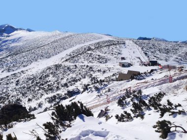 Kış dağlar, yamaçlarında Alp Kayak Tatil Borovets, Bulgaristan