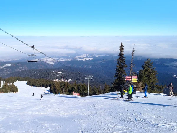 Montagne d'hiver, pistes dans la station de ski alpin Borovets, Bulgarie — Photo