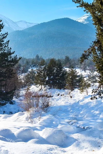 Paysage hivernal avec vue sur les sommets montagneux et vallée de la neige — Photo