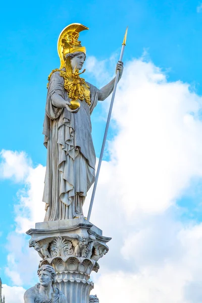 Estátua de Pallas Athena em frente ao Parlamento Austríaco, Viena, Áustria contra o fundo azul do céu nublado — Fotografia de Stock