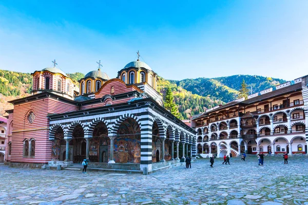 Rilský klášter, Bulharsko a podzimní hory — Stock fotografie