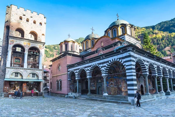 Monasterio de Rila, Bulgaria y montañas de otoño — Foto de Stock