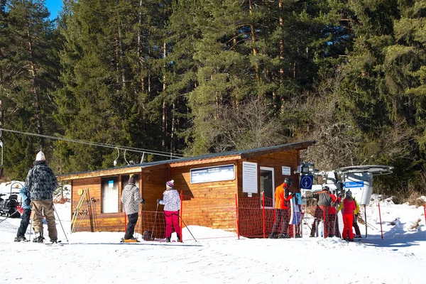 Skiers at the draglift in Bansko, Bulgaria — Stock Photo, Image