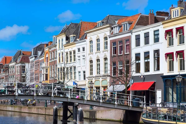 Traditionele huizen in het centrum van Leiden, Nederland — Stockfoto