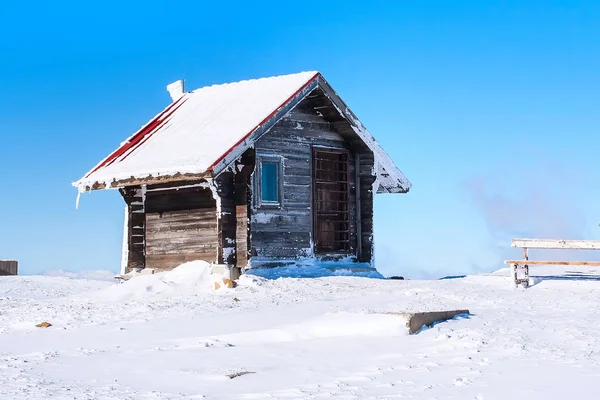 Malý dřevěný Alpský dům pod sněhem — Stock fotografie