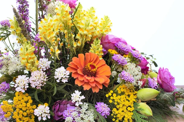 Bukett av olika blommor på vit bakgrund — Stockfoto