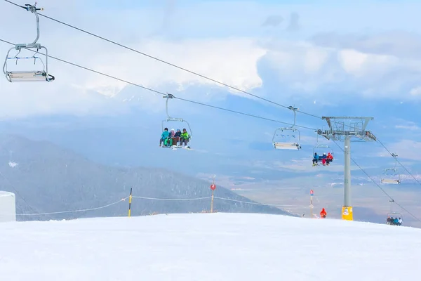 Estância de esqui Bansko, Bulgária vista, esquiadores no elevador — Fotografia de Stock