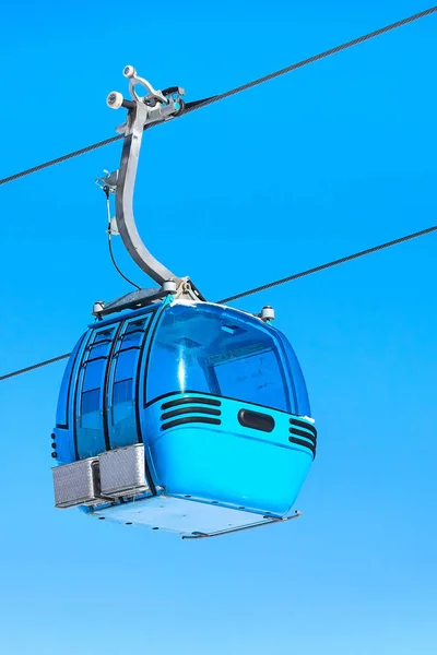 Kabelbaan cabine en blauwe hemel — Stockfoto