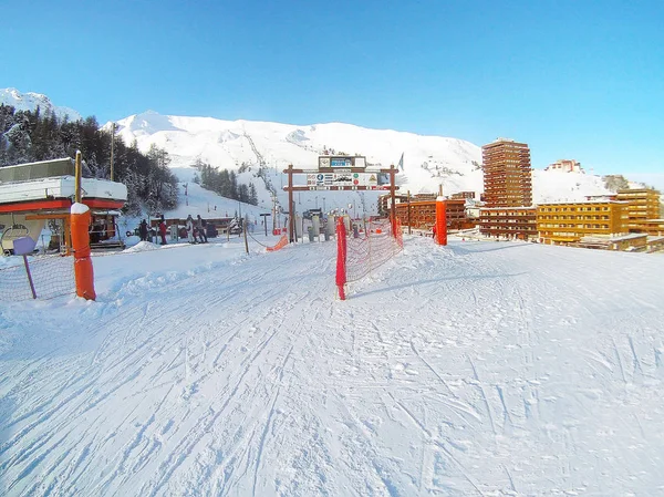 Pista de esqui e resort de inverno, Alpes franceses — Fotografia de Stock