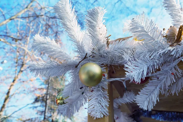 화이트 크리스마스 트리 분기 볼 장식 — 스톡 사진