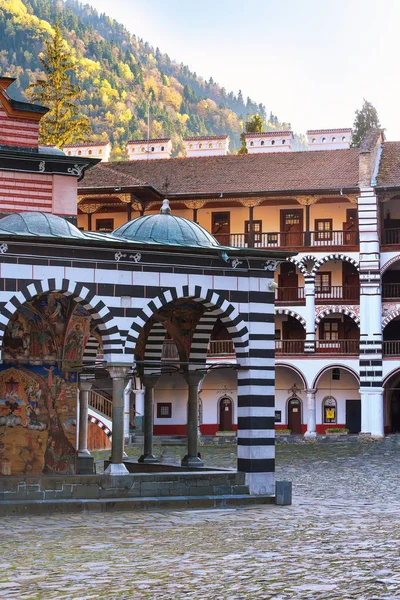 Rila klooster, Bulgarije en herfst bergen — Stockfoto