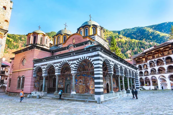 Monasterio de Rila, Bulgaria y montañas de otoño — Foto de Stock