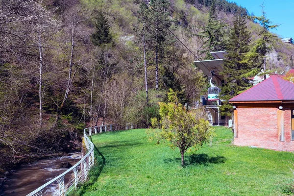 Seilbahn und grüner Park in borjomi, georgien — Stockfoto
