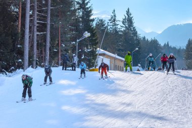 Ski resort Bansko, Bulgaristan, insanlar, dağlar görüş