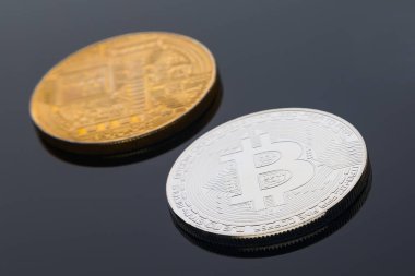 Siyah zemin üzerine altın ve gümüş bitcoin cryptocurrency