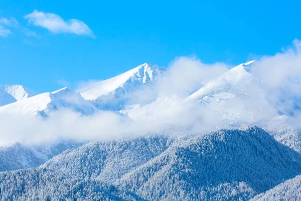 Szczyty gór i błękitne niebo z chmurami — Zdjęcie stockowe
