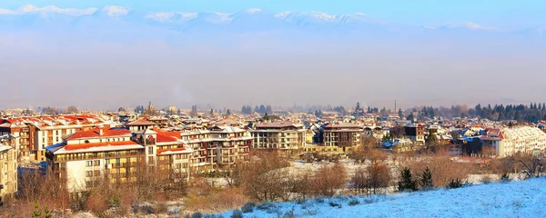 Hus, snö berg, morgon smog i Bansko, Bulgaria — Stockfoto